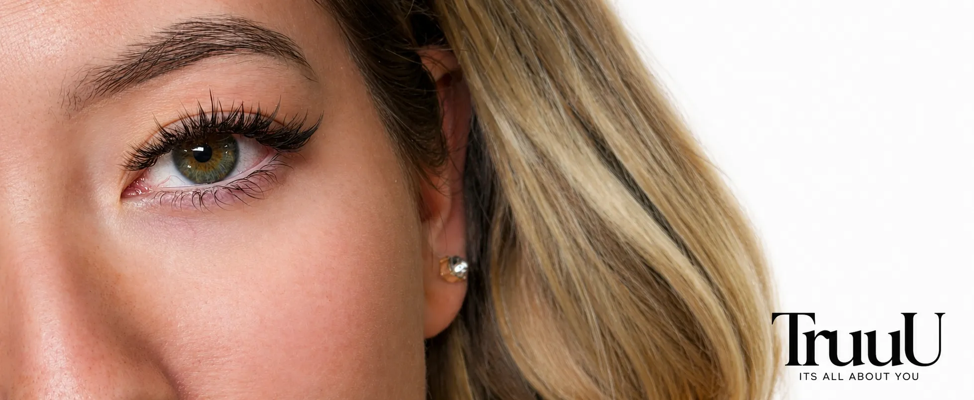 Stunning lash extension on client eye